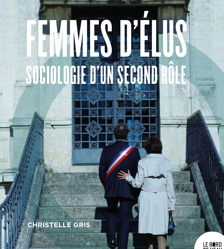 Couverture du livre Femmes d’élus, sociologie d’un second rôle. Un élu politique vêtu d’une écharpe tricolore monte les marches d’une mairie accompagné de sa femme